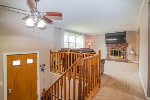 13 Harvey Rd, Londonderry NH  03053-7412 exterior