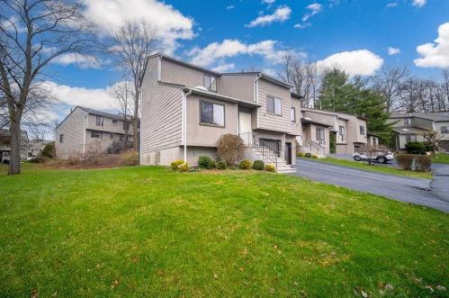 10 Spruce Ct, Fishkill, NY 12524-2636