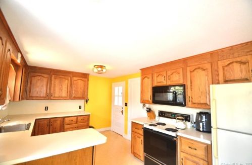 16 Oak Grove St, Manchester, CT 06040-5502