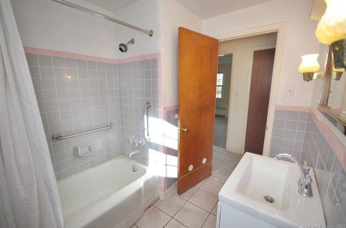 11 Hiram Ln, Bloomfield CT  06002-1224 exterior