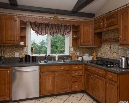 10 Saltaire Rd, North Lindenhurst, NY 11757-6829