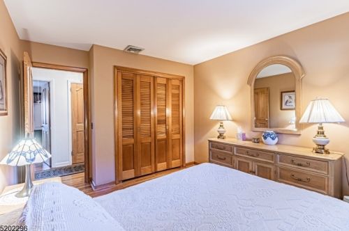 262 Overmount Ave, West Paterson NJ  07424-3284 exterior