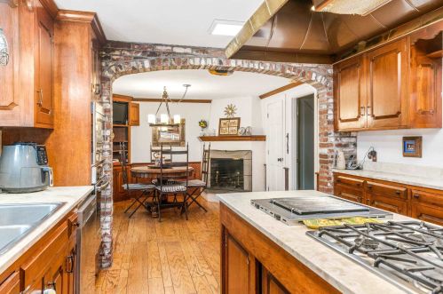 1 Martingale Rd, Amherst NH  03031-2625 exterior