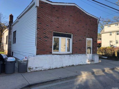 63 Church St, Far Rockaway, NY 11096-2327