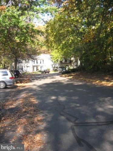 10190 Sassafras Woods Ct, Springfield VA  22015-2700 exterior