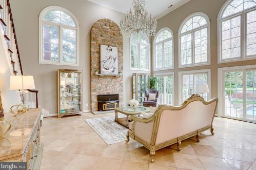 10108 Nedra Dr, Great Falls VA  22066-2835 exterior