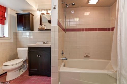 8 Glencross Rd, West Milford Lakes NJ  07480-2206 exterior