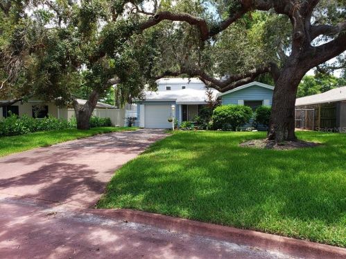 1537 Demens Dr, Saint Petersburg FL  33705-6166 exterior