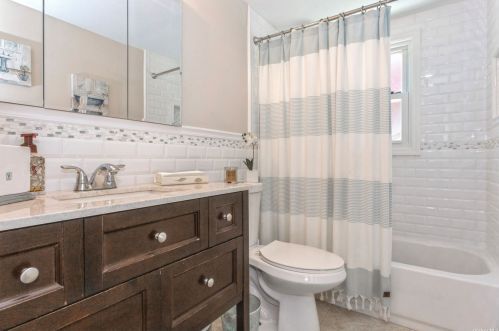 32 Adams St, Floral Park NY  11001-2810 exterior