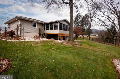 1070 Oakhurst Dr, Slatington, PA 18080-1220