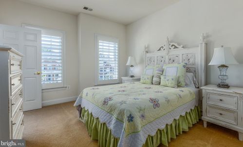 18345 Mid Ocean Pl, Leesburg VA 20176-7451 exterior