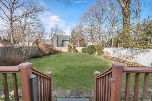 11 Locust Pl, Huntington Station NY 11746-4233 exterior