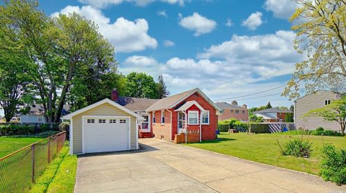 22 Elmira St, Deer Park, NY 11729-1615