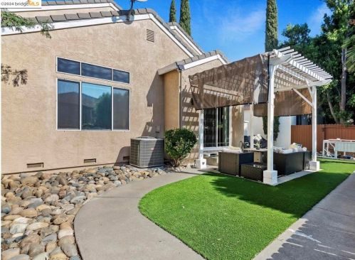 736 Clifton Way, Vacaville CA  95688-8547 exterior