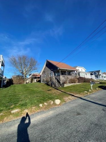 8 Hawthorne Ave, South Kingstown, RI 02882-5822