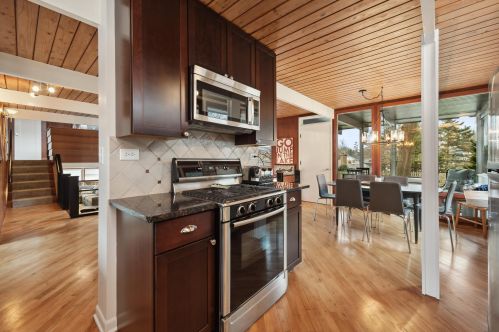 77 Lakeview Dr, Lake Geneva WI  53147-9701 exterior