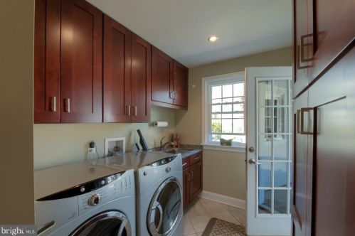 2001 Beechwood Dr, Wilmington DE  19810-4356 exterior