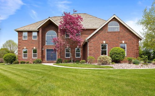 8122 Kensington Dr, Thiensville, WI 53097-3458