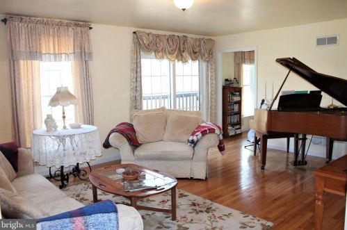 324 Mountaintop Rd, Swartzville PA  17569-9016 exterior