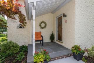 76 Woodlawn Ave, Oakdale, NY 11769-1123