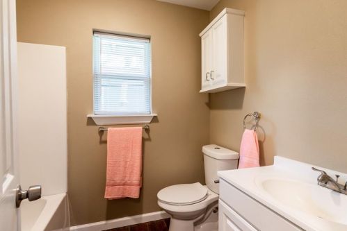 2202 Chestnut Ave, Fort Worth TX  76164-7953 exterior