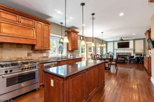 16 Hidden Meadow Dr, Scotch Plains NJ  07076-1158 exterior