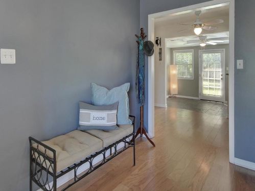 6715 Esther Dr, Austin TX  78752-3133 exterior