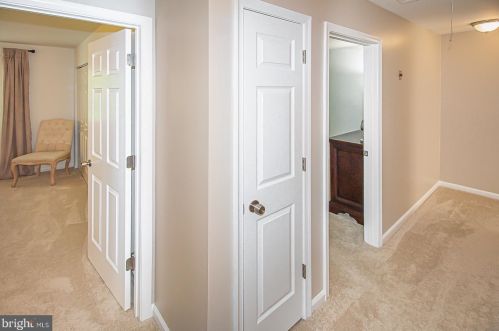 1564 Goldenrain Ct, Herndon VA  20190-4036 exterior