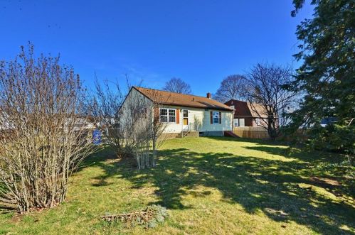 23 Rosemont Ave, Cumberland RI  02864-7518 exterior