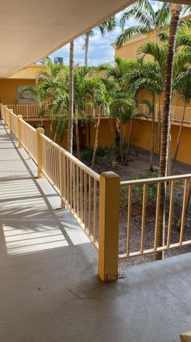 17901 68th Ave, Hialeah FL  33015-3960 exterior