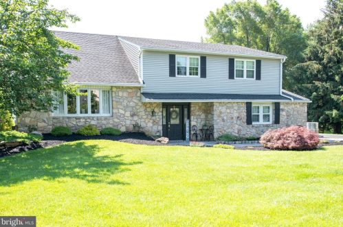 31 Amsterdam Ave, Southampton, PA 18966-2332