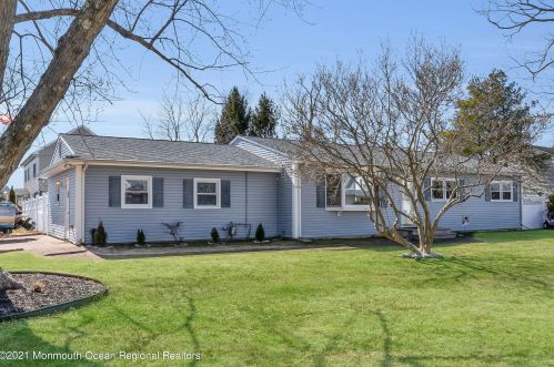 51 Bay Harbor Blvd, Bricktown, NJ 08723-7343