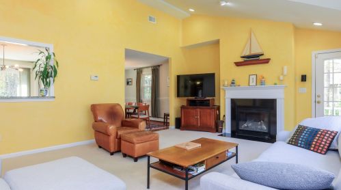 19 Weston St, Derry, NH 03038-5821