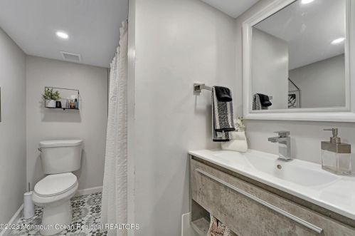 226 Davis Ave, Lacey NJ  08731-3519 exterior