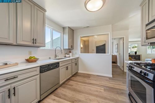 1347 26 St, Oakland CA 94606-3243 exterior