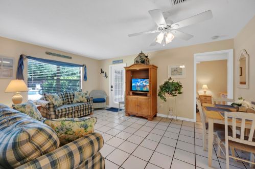 2452 Garden Ter, Fort Pierce, FL 34952-7439