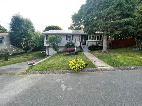 8 Cornfield Rd, Waterbury, CT 06704-1117