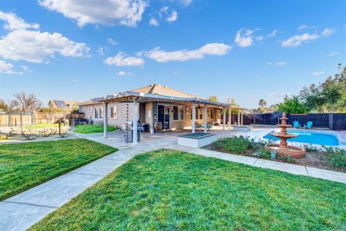 131 Feather Riv Cir, Vacaville CA 95688-8749 exterior