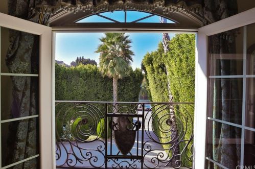 4226 Sepulveda, Van Nuys CA 91402-4305 exterior