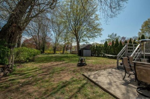 956 Huntington Rd, Stratford CT  06614-2736 exterior