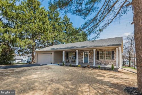 418 Walnut St, Mount Holly Springs, PA 17065-1504
