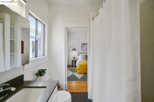 456 Cavour St, Oakland CA  94618-1077 exterior