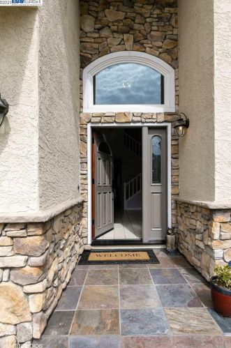 1070 Easy St, Morgan Hill, CA 95037-6217