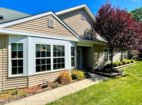 75 Eagle Ridge Cir, Lakewood, NJ 08701-5822