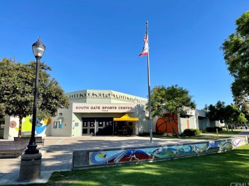 9000 Burke Ave, South Gate CA  90280-3411 exterior