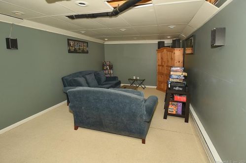 4 Lookout Lndg, Ellington CT  06029-2543 exterior