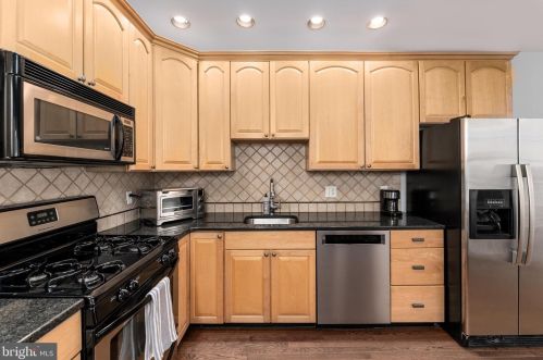 2217 Carpenter St, Philadelphia PA 19146-2517 exterior