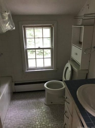 19 Wood Rd, Bloomfield CT  06002-1120 exterior