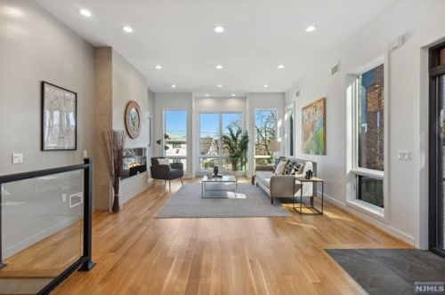 710 Undercliff Ave, Edgewater, NJ 07020-1419