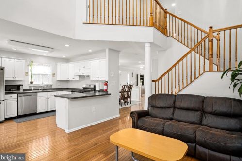 301 Belford Dr, Princeton NJ  08540-9000 exterior